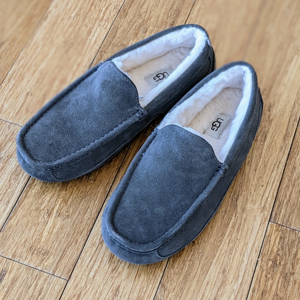 UGG Ascot Slippers M 9 NWOB